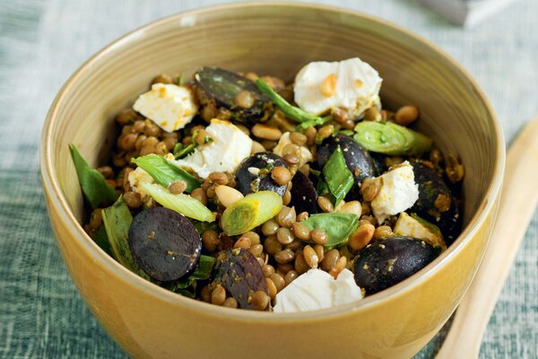 Рецепты от Юлии Высоцкой: салат из чечевицы, корзинки из баклажанов с телятиной и легкий пирог с инжиром