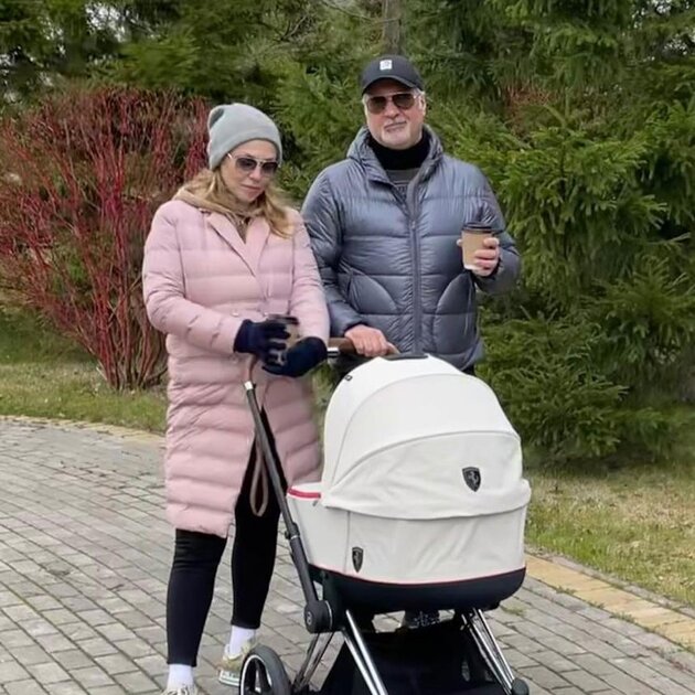 Альбина Джанабаева и Валерий Меладзе с дочкой - фото