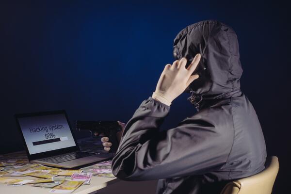 Мошенники активировали новую схему перед 9 мая и покушаются на святое