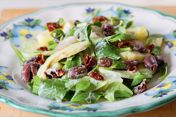 Рецепты от Юлии Высоцкой: Обед на скорую руку: салат с авокадо и картофелем, лаваш с копченой скумбрией, круассаны с персиками и кремом