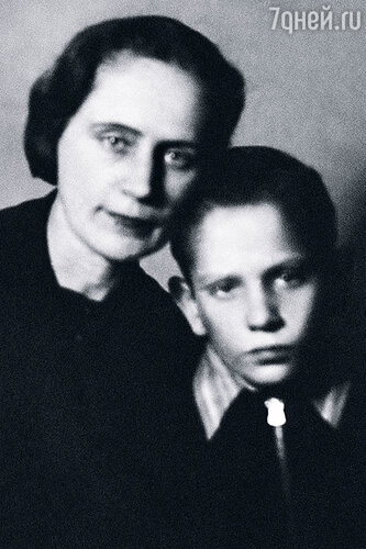 К маме, Александре Петровне, Петя относился с такой нежностью, какую встретишь нечасто
