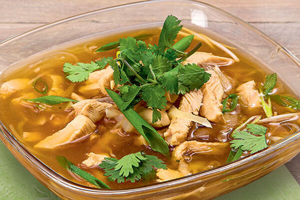 Рецепты от Юлии Высоцкой: азиатский суп с курицей, роллы с авокадо и крабовыми палочками, пряные овощи с ароматным рисом