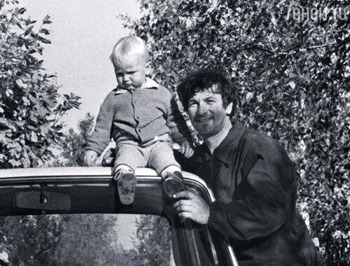 О ребенке мечтали много лет, но родить мама смогла только в тридцать девять. В долгожданном сыне Бореньке они с папой души не чаяли. Папа с Борей 