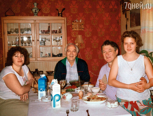 В гостях у папиного знакомого. Слева направо: Людмила, хозяин квартиры, папа и я. Хельсинки, 1990 год