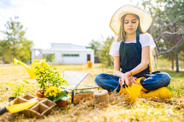 Первое мая: учим подростка помогать на даче без скандалов
