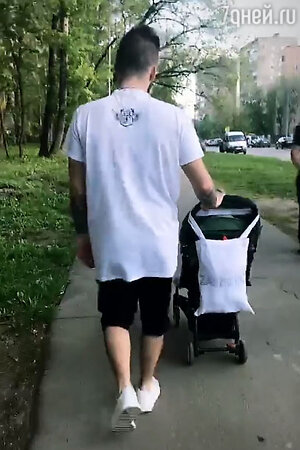 Дмитрий Клейман на прогулке с дочкой