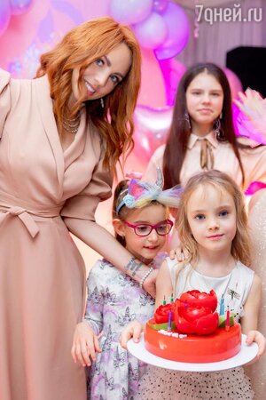 Певица Максим с дочерью Певица Максим с дочерью