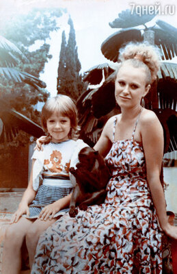 С мамой Таисией Николаевной во время отдыха на юге. 1985 г. 