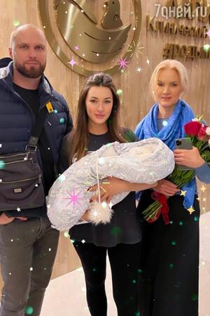 Елена Стебенева с дочерью, зятем и внуком - фото