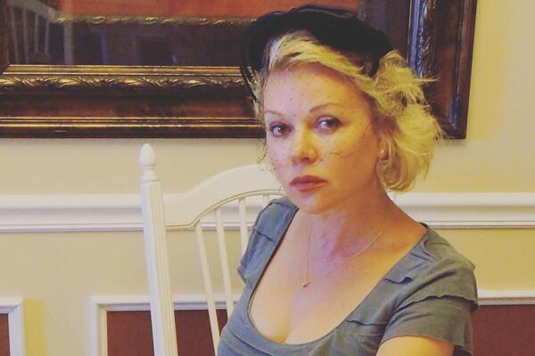 «Минус 15 лет!» Вышедшая в свет Валюшкина без мейка поразила молодостью