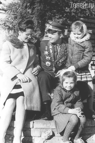 Юрий Гагарин с женой Валентиной и дочками Леной и Галей. 1964 г.