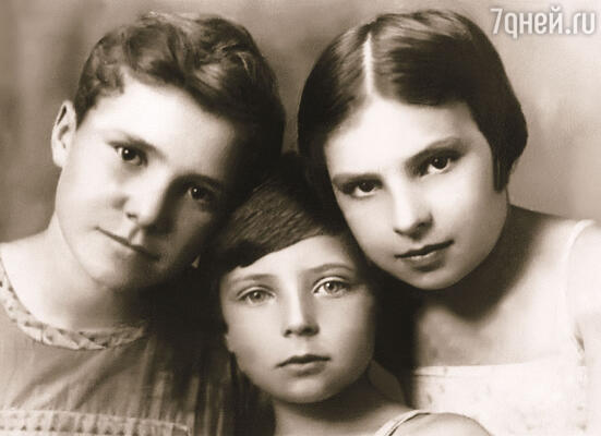 Все три сестры Аросевы были абсолютно разными: и внешне, да и характерами сильно отличались. (Наташа, Лена, Оля — в центре)