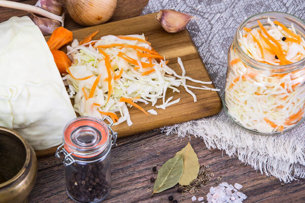 Как заквасить капусту осенью, чтобы она всю зиму оставалась вкусной и хрустящей