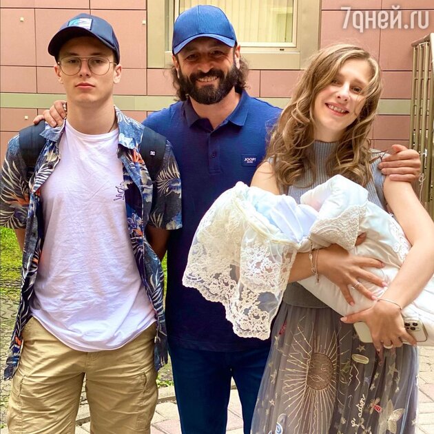 Илья Авербух с женой и детьми