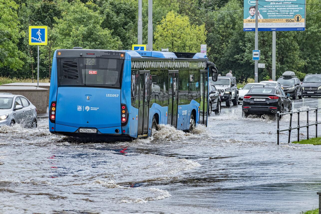 Летний дождь: стало известно, когда закончатся ливни в Москве и сколько  осадков еще выпадет - 7Дней.ру