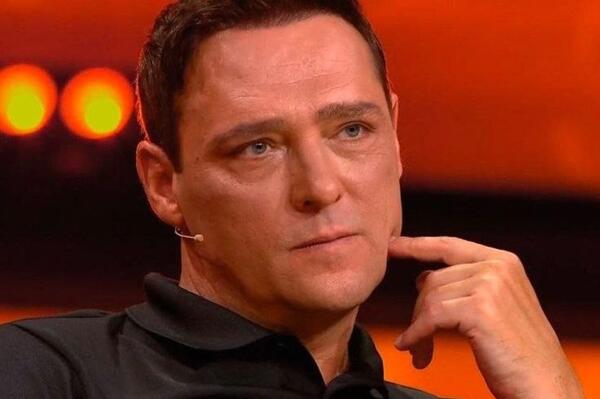 Сияющая вдова Шатунова появилась на премьере в платье с глубоким декольте
