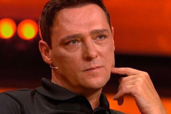 Сияющая вдова Шатунова появилась на премьере в платье с глубоким декольте