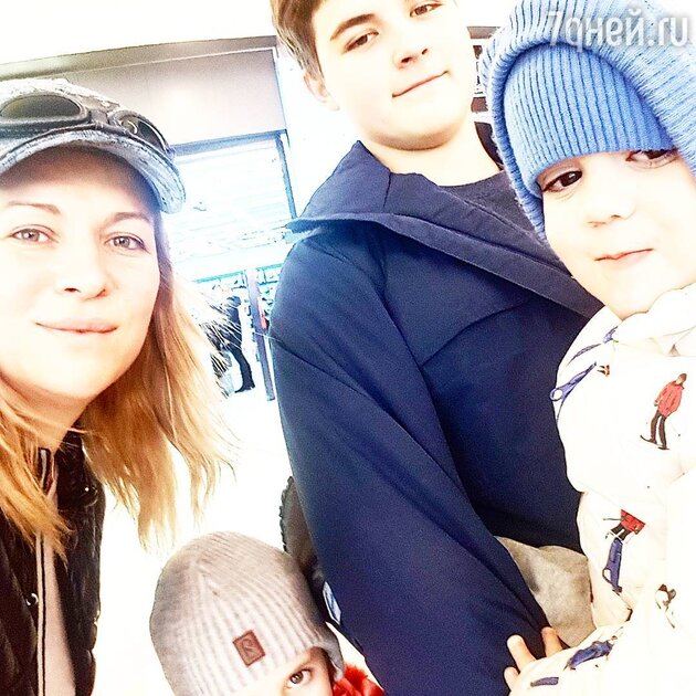 Виктория Макарская с детьми Иваном и Машей и крестным сыном Львом