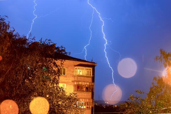 «Проходит через стекла и двери»: ученый предупредил о появлении шаровых молний 