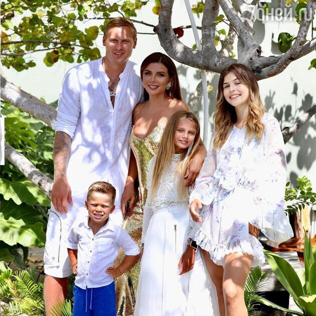 Анна Седокова с Янисом Тиммой и детьми - фото