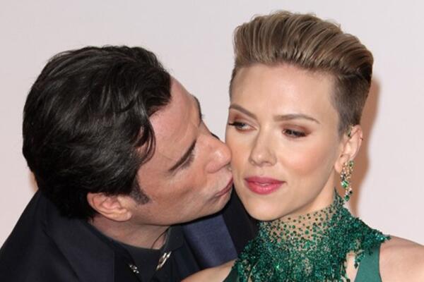 Джон Траволта расцеловал Скарлетт Йоханссон