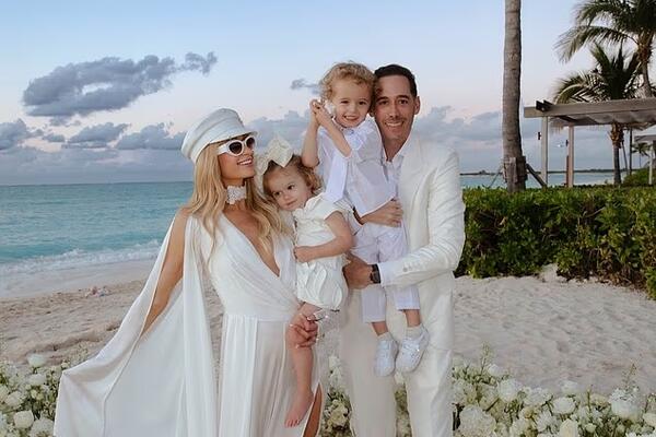 Пэрис Хилтон снова вышла замуж  