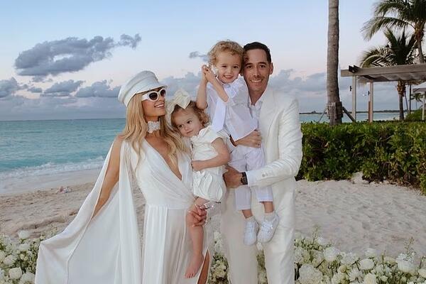 Пэрис Хилтон снова вышла замуж  