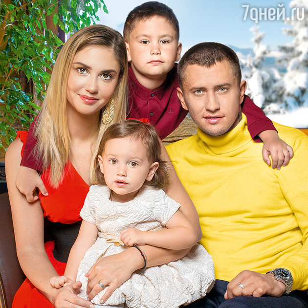 Агата Муцениеце и Павел Прилучный с детьми