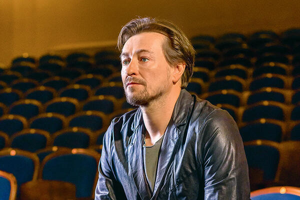 Безруков рассказал, как научился играть на гармошке