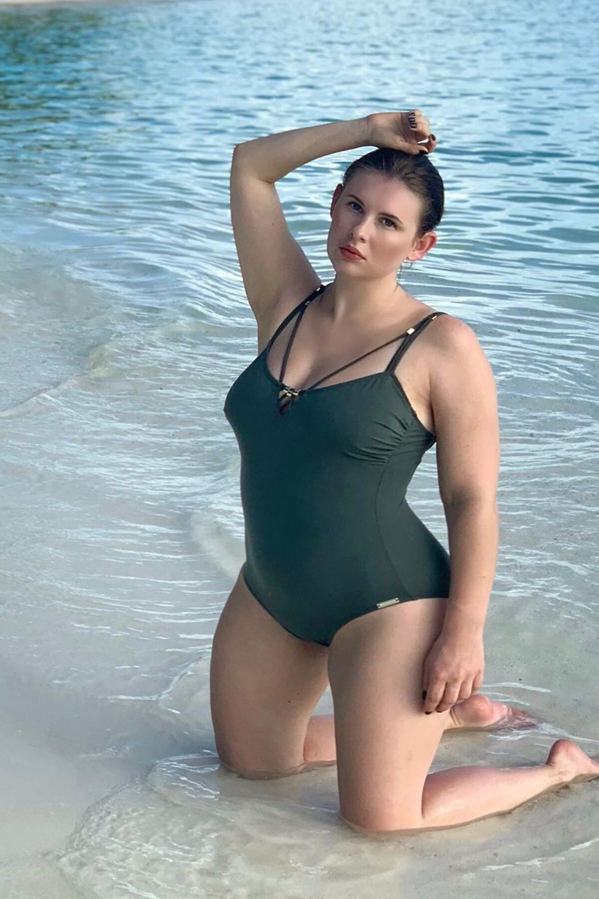 Анна Цуканова в очаровательном купальнике, создает атмосферу беззаботного летнего пляжа
