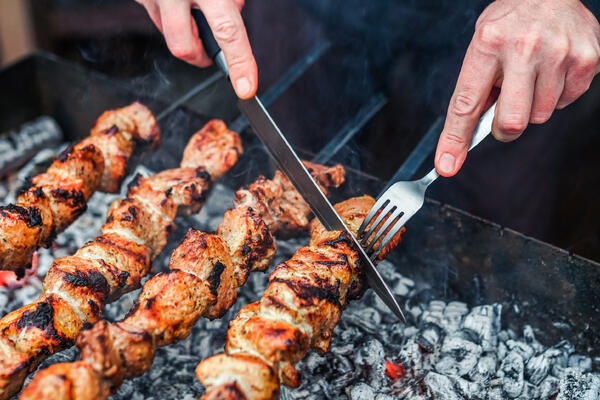 Сочный и нежный шашлык: одна хитрость перед жаркой, о которой молчат мясники