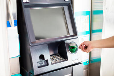 Как правильно снимать деньги в банкомате, чтобы карту не заблокировали — потребуется неделя