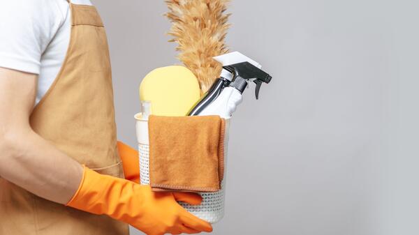 От пыли до пятен: инструкция по спасению натяжного потолка