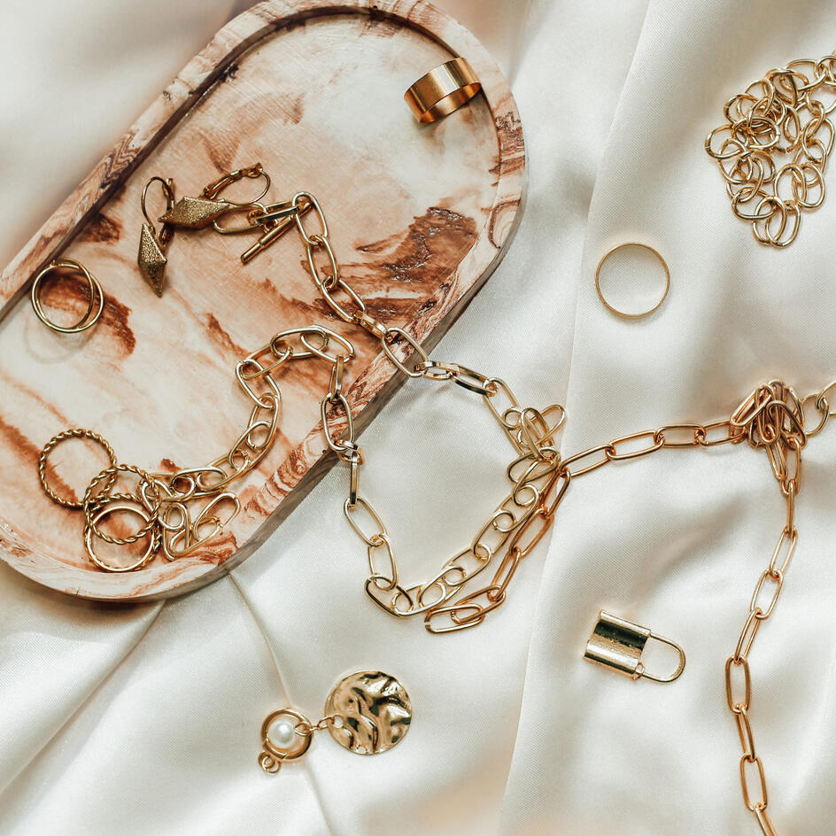 Люкс или миддл-маркет? Рассматриваем лучшие украшения сезона