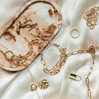 Люкс или миддл-маркет? Рассматриваем лучшие украшения сезона