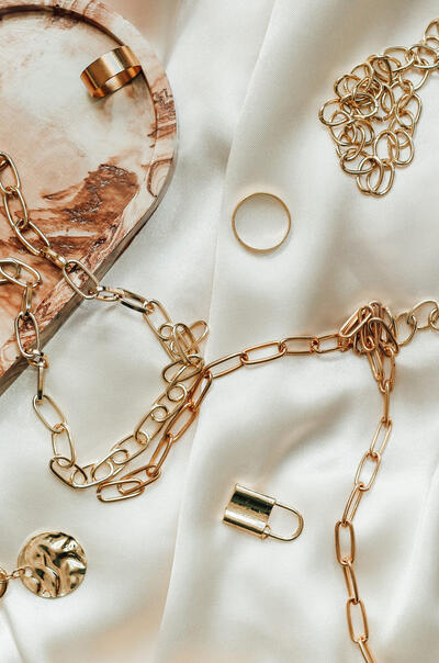 Люкс или миддл-маркет? Рассматриваем лучшие украшения сезона