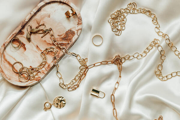 Люкс или миддл-маркет? Рассматриваем лучшие украшения сезона