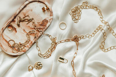 Люкс или миддл-маркет? Рассматриваем лучшие украшения сезона