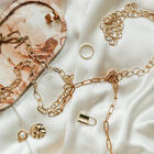 Люкс или миддл-маркет? Рассматриваем лучшие украшения сезона