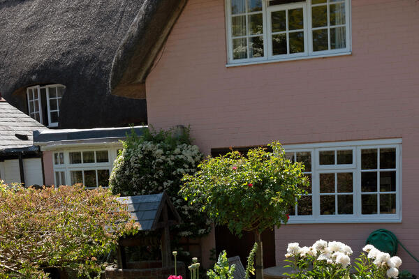 7 приспособлений для пожилых дачников, которые облегчат им работу в огороде