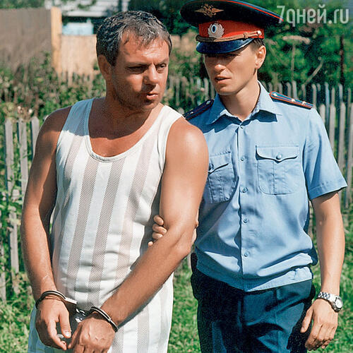 Предложив на съемках сериала «Участок» застегнуть моему герою наручники спереди, Сергей Безруков буквально спас меня