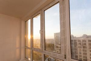 Остекление балкона: выбор материалов, основные нюансы и полезные советы