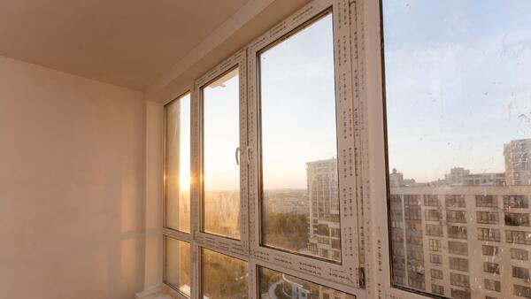 Остекление балкона: выбор материалов, основные нюансы и полезные советы