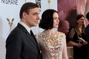 Не сводил глаз и снимал на телефон: Цыганов восхитил фанатов поведением со Снигирь на премьере
