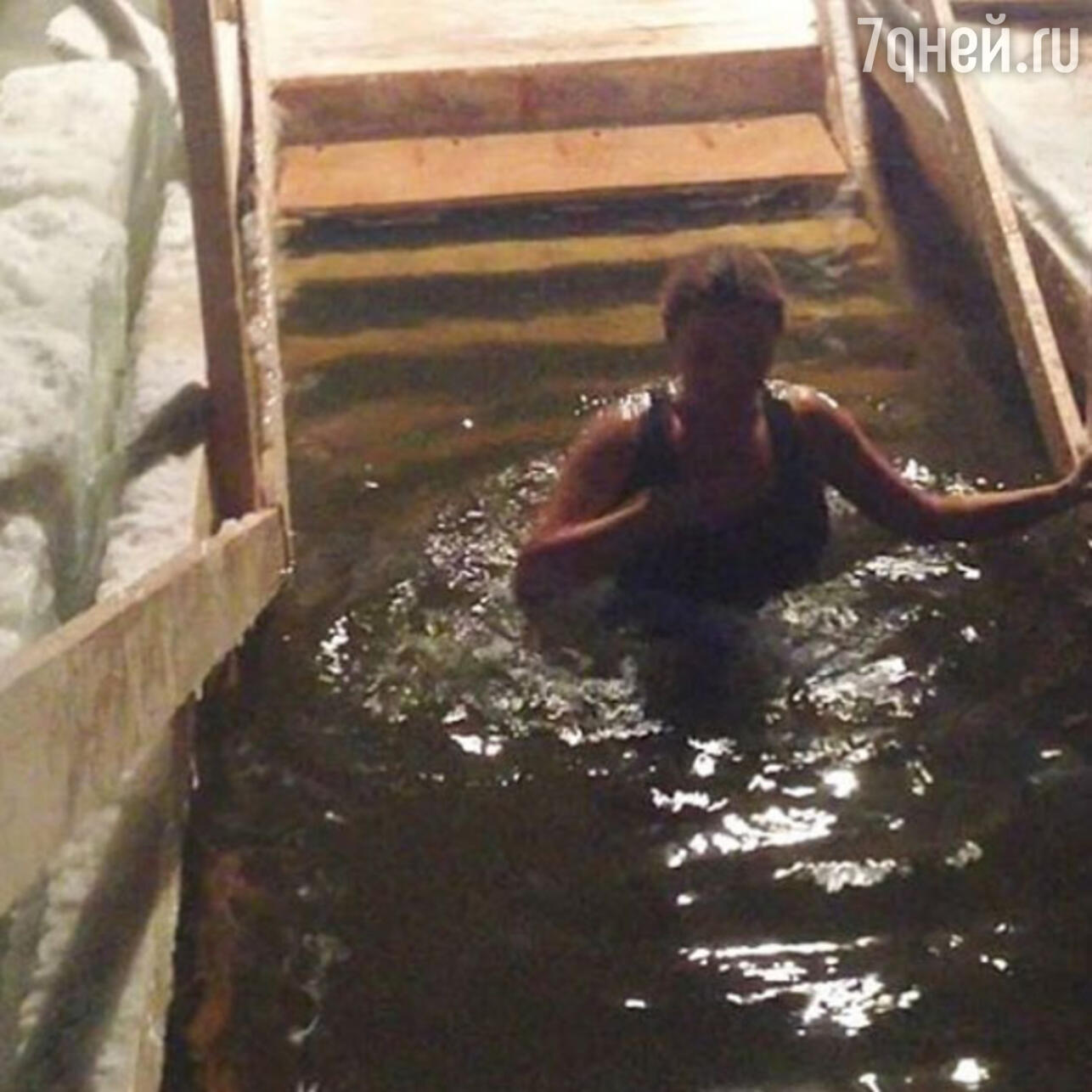 Девка на крещение голая купается (ФОТО)