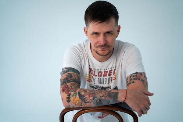 «Сила в правде»: как digital-автор Гектор Шульц пишет о 90-х без романтизации