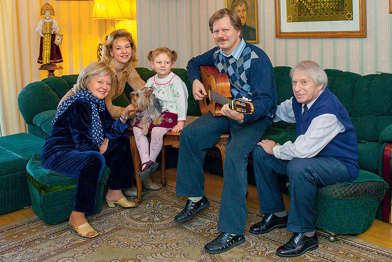 Людмила Касаткина и Сергей Колосов с сыном Алексеем, его женой Светланой и внучкой Аней