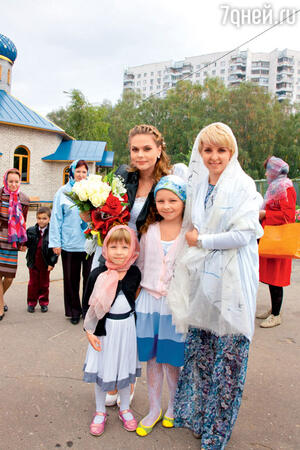 Певица с бывшей солисткой группы «Блестящие» Ириной Лукьяновой и ее дочками Сашей и Аней
