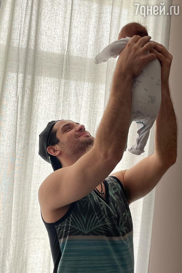 Марк Богатырев с новорожденным сыном — фото