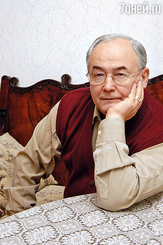 Ефремов не терпел рядом ни одного конкурента, думаю, боялся: вдруг чужой спектакль окажется успешным. И я написал заявление об уходе...